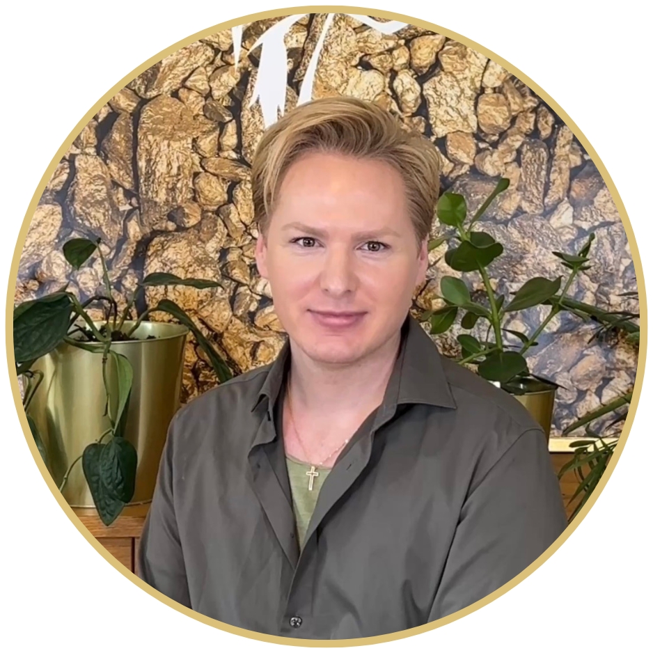 Porträt von Mario Goldinger vor goldener Steinwand mit Pflanzen